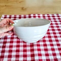 白い陶器のどんぶり鉢 直径17cm