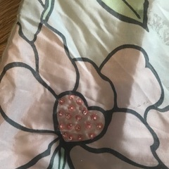 サテン生地風　おしゃれワンピ　ビーズの刺繍がかわいいですの画像