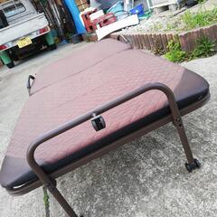 折り畳めるシングルベット茶色の画像