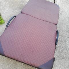 折り畳めるシングルベット茶色の画像