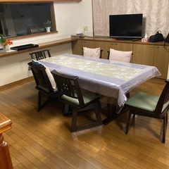 ダイニングテーブルの画像