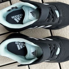 値下げ　adidas 18センチ　スニーカー の画像