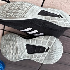値下げ　adidas 18センチ　スニーカー の画像