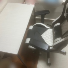 ゲーミングチェア　机セットの画像
