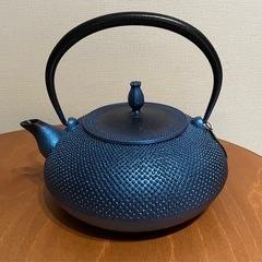 南部鉄器 宝生堂 IH対応鉄瓶(鉄蓋) 平丸アラレ 1.2L 瑠璃  700095の画像