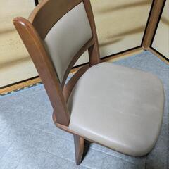 ダイニングでも和室でも使える回転式の椅子