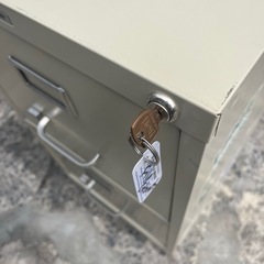 宅配ボックスにも‼️鍵付き🔑スチール書類保管棚収納棚引き出し2段棚🍉プロフ必読の画像