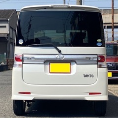 お話中💐4/23(水)〜GWお買い得セール開催中💐　かっこいい！！タントカスタム入庫しました🙋‍♀️✨見た目はもちろん！オートスライドドアやスマートキーなど便利な装備も多数📣室内も広々としているので乗り心地も抜群です😊の画像