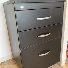 鍵付きキャビネット　同型2個あります　幅40.5㎝　奥行き41....