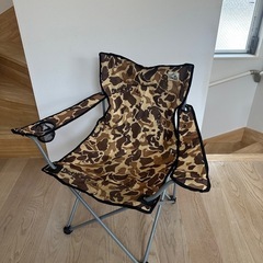 キャンプチェア-赤&迷彩（captain stage 82×51×80）の画像