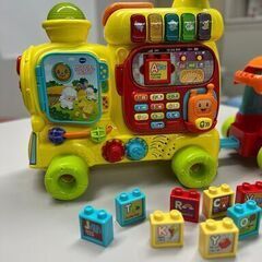 お子さまの英語学習や運動遊びにぴったりのインタラクティブおもちゃ、**VTech「Sit-to-Stand Ultimate Alphabet Train」**をお譲りします。の画像