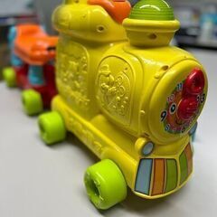 お子さまの英語学習や運動遊びにぴったりのインタラクティブおもちゃ、**VTech「Sit-to-Stand Ultimate Alphabet Train」**をお譲りします。の画像