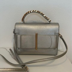 CHARLES & KEITH シルバーショルダーバッグ