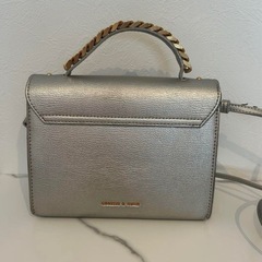 CHARLES & KEITH シルバーショルダーバッグの画像
