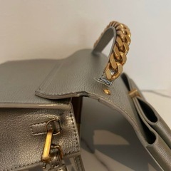 CHARLES & KEITH シルバーショルダーバッグの画像