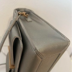 CHARLES & KEITH シルバーショルダーバッグの画像