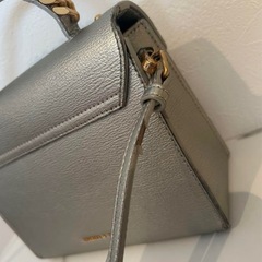 CHARLES & KEITH シルバーショルダーバッグの画像