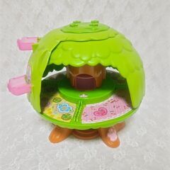 こえだちゃんと木のおうちの画像