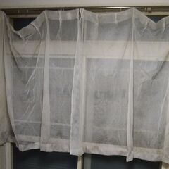 －(マイナス)500円 カーテン4枚、レースカーテン4枚 カビ、汚れありの画像