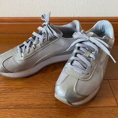 PUMA★銀色のスニーカー／レディース24.5センチ