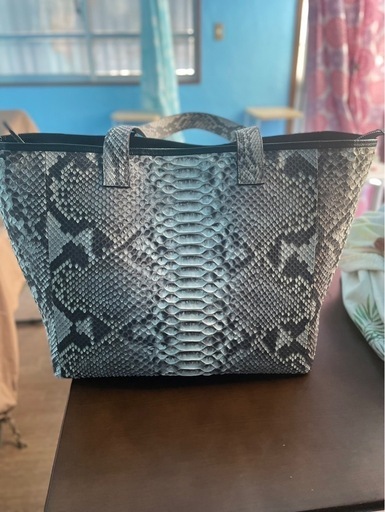 ヘビ柄トートバック　値下げしました‼️