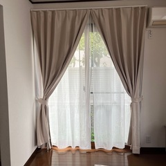 カーテンとレースカーテン3セットの画像