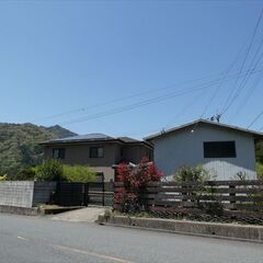 約385坪の敷地に未入居のアイフルホーム製の建物、鉄骨のガレージ...