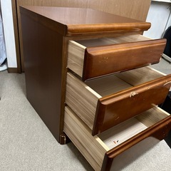 3段引き出し収納家具の画像