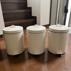 蓋付きペダル式ゴミ箱3つ