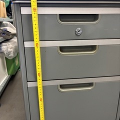 昭和感たっぷりの事務引き出し３つの画像