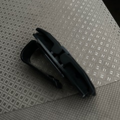 車のサンバイザーに挟んでサングラスかける物