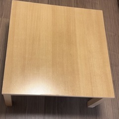 こたつにもなる正方形テーブルの画像