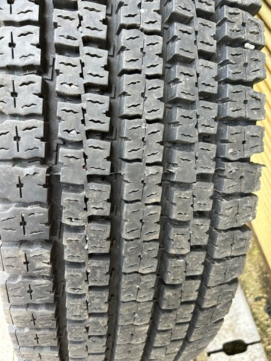 大型トラック再生タイヤスタッドレス☘️バリ溝☘️11 R 22.5