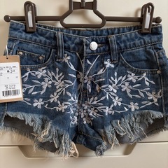 【130】新品デニムショートパンツ　刺繍おまけ付きの画像