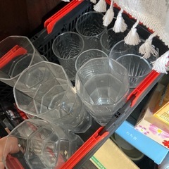 ライトや背面鏡付き食器棚、食器、鉄やビン、プラスチック　処分の画像