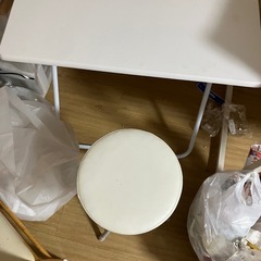 テーブル＆丸イスセットの画像