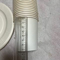 使い捨て紙コップと皿の画像