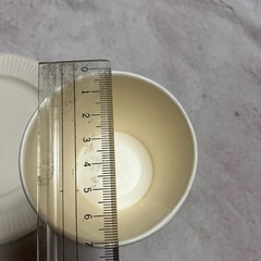 使い捨て紙コップと皿の画像