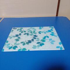 青と緑の葉模様のガラス製まな板30X40cm、厚み5mm