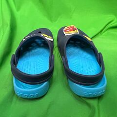 crocs キッズサンダル 紺 水色 キャラクターチャーム付き 16.5cm＠2の画像
