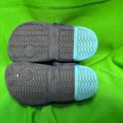 crocs キッズサンダル 紺 水色 キャラクターチャーム付き 16.5cm＠2の画像