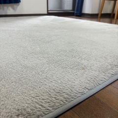 【4/27か28のお渡し】ニトリ　ふっくらウレタン入り　蓄熱ラグ　　185cm x 185cm 薄いグレーの画像