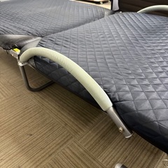 ①【お買い得‼️】シングルサイズ 折りたたみベッド シングルベッド キャスター付き ネイビーブルー♪の画像