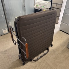②【お買い得‼️】シングルサイズ 折りたたみベッド シングルベッド ヘッド角度調節可能 キャスター付き ダークブラウン♪の画像