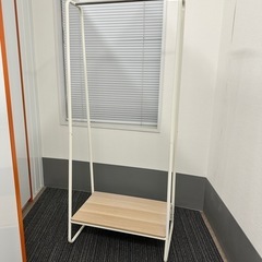【美品・軽量・おしゃれ】棚付きハンガーラックの画像