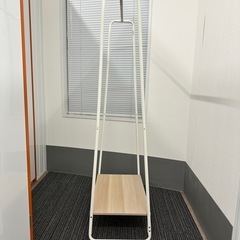 【美品・軽量・おしゃれ】棚付きハンガーラックの画像