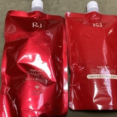新品、詰め替え用のシャンプーとコンディショナーのセットです。
