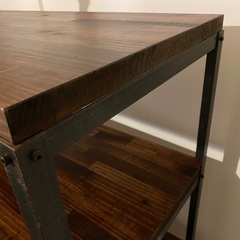 カッコいいインテリアに！無垢板×アイアンシェルフの画像