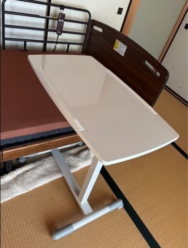 電動介護用ベッド＋ベッド用テーブル (せー) 赤井のベッド