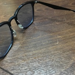 受け付け再開サングラスと懐中電灯の画像